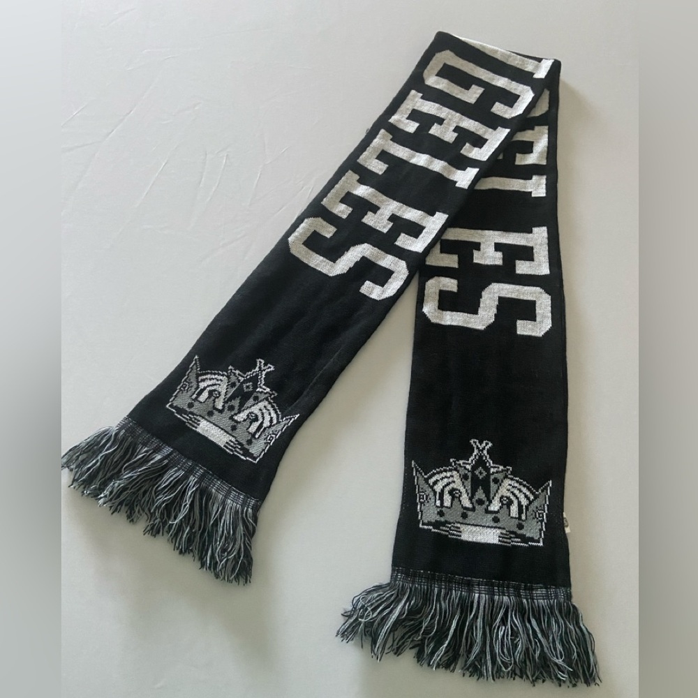 NHL Los Angeles Kings Hockey black and white scarf - Picture 2 of 2
